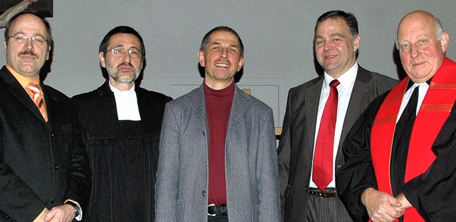 Matthias Weber (Mitte) wird neuer Pfar...ans-Joachim Demuth (Vakanzvertreter).   | Foto: R. Ounas-Krusel