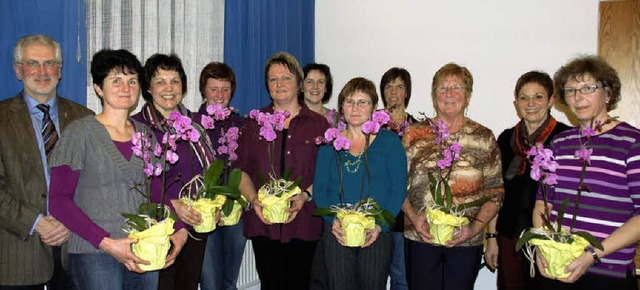 Dank mit Orchideen fr langjhrige ehr...rbara Lffelbein (Zweite von rechts).   | Foto: Elfriede Mosmann
