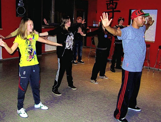 Erste Choreographien haben die Teilneh...orkshop von Mentor Shalijani  gelernt.  | Foto: Julia Schwald