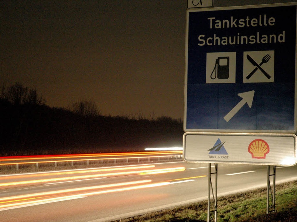 Nachtquartier für viele Lastwagenfahrer: die  Autobahnraststätte Schauinsland   | Foto: Arne BensIEK