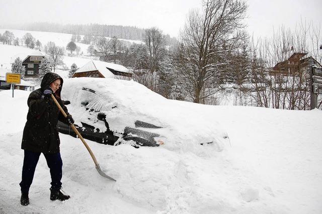 Mit der Schneeschaufel