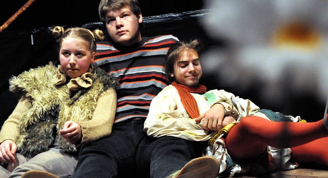 Hamlet (Jonas Huth) mit Br (Maren Htty) und Kasper (Philipp Honold.   | Foto: barbara Ruda
