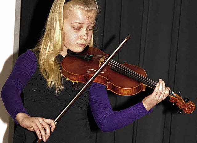 Die neunjhrige Annika Grner war die jngste Instrumentalistin des Konzertes  | Foto: Karin Stckl-Steinebrunner