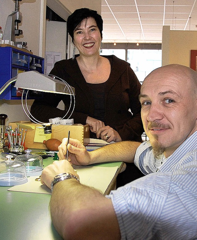 Uhrmachermeister Mario Lorenz  ergnzt...ebot von Goldschmiedin Kathrin Kumar.   | Foto: Frey