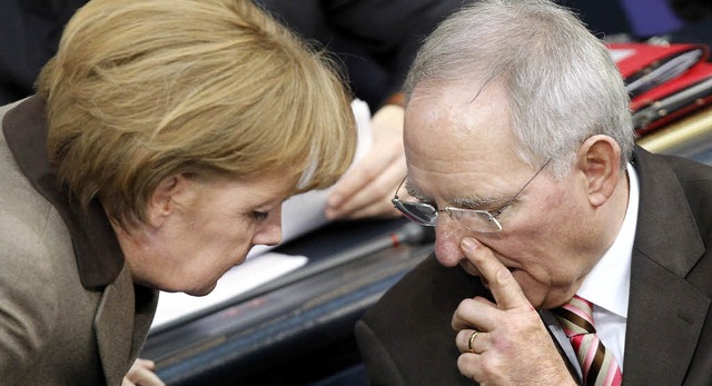 Sind sich beim Thema Steuerdaten-Kauf ...n Merkel und Finanzminister Schuble.   | Foto: DPA