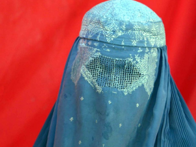 Wie fhlen sich Fraunen, die eine Burka tragen?  | Foto: dpa