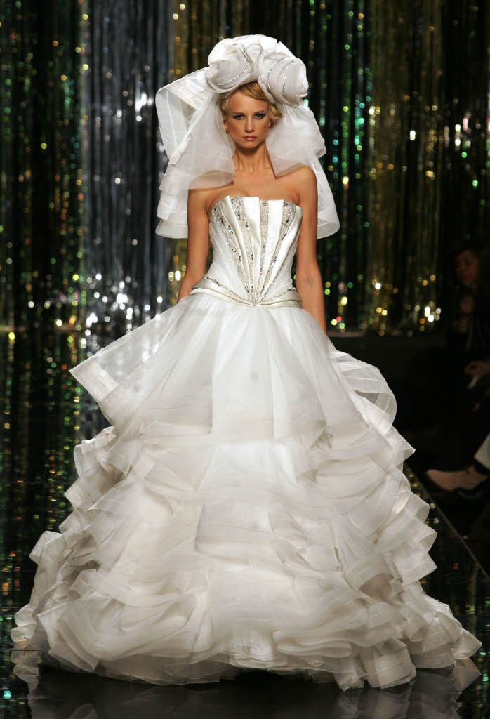 Model im Brautkleid von Tony Ward