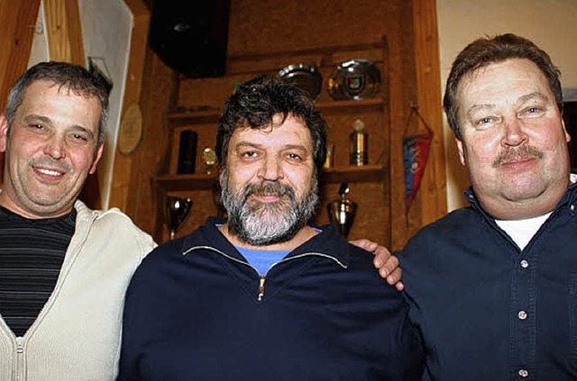 Vorsitzender Thomas Perlick (rechts) u...r 25 Jahre Zugehrigkeit zum Verein.   | Foto: Schnabl