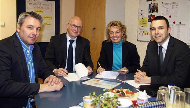 Bei der Vertragsunterzeichnung (von li...   und Personalleiter Torsten Berger.   | Foto: Schule