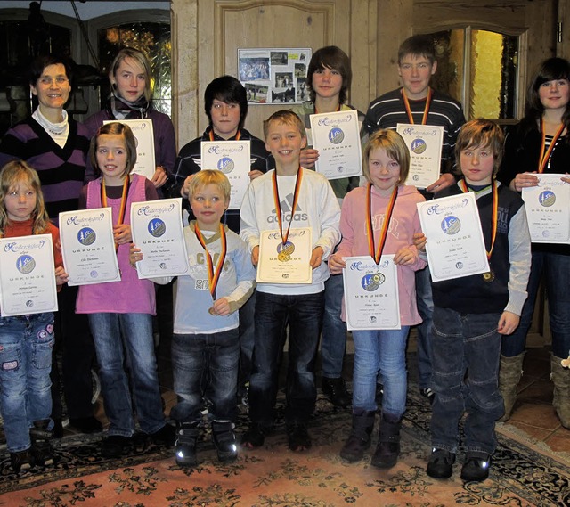 Siegerinnen und Sieger beim Kinderskif...eratorin Birgit Schler (hinten links)  | Foto: Chris Seifried