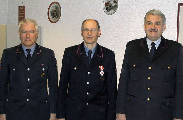 Mit dem Feuerwehr-Ehrenzeichen in Silb...Bernhard Jgle (links) ausgezeichnet.   | Foto: Berthold Meier