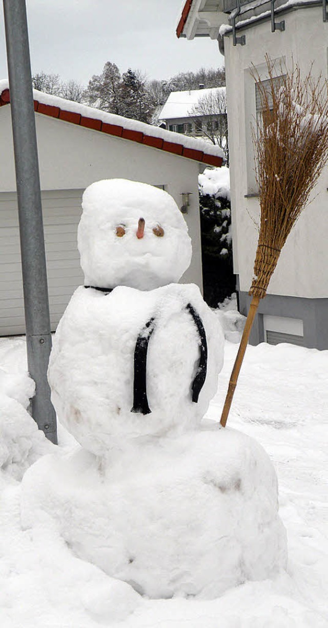 Wohl fhlt sich dieser Schneemann am R...ein Halteverbots-Schild   anbringen.    | Foto: Wolfgang Roth