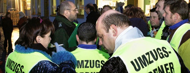 Rund 80 Ordner sind am Umzug, ein weit...Einsatz und untersttzen die Polizei.   | Foto: SENF