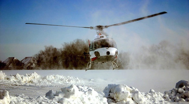 Hubschrauber fliegen am Dienstag etwa ...mittel auf die Ostseeinsel Hiddensee.   | Foto: ddp
