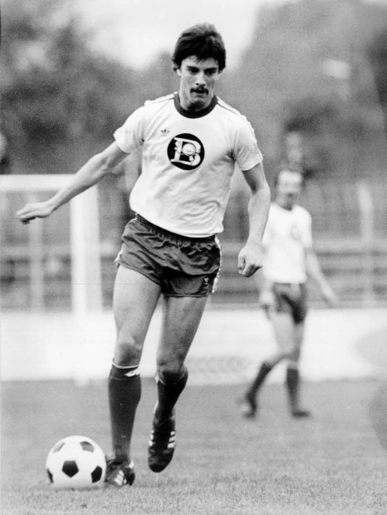 ...der seine Karriere als Profispieler 1978 beim SC Freiburg startete.