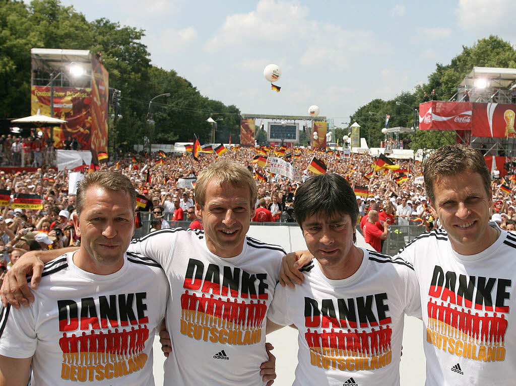 Gemeinsam mit Torwarttrainer Andreas Kpke (l.) und Team-Manager  Oliver Bierhoff (r.) holten sie bei der Fuball WM 2006 den dritten Platz und feierten mit ganz Deutschland ein Sommermrchen.