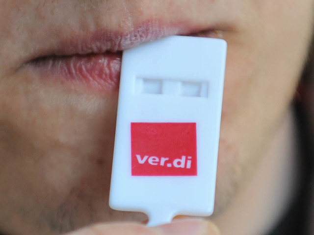 Lrm machen fr mehr Geld: ein Verdi-Mitglied mit Pfeife im Mund  | Foto: dpa