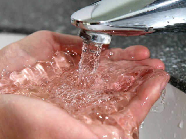 Wasser &#8211; ein kostbares und teures Gut.  | Foto: dpa