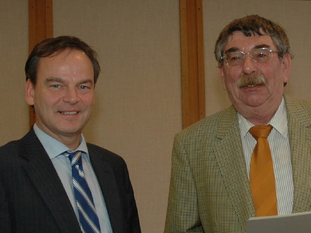 Gerhard Botzenhardt (rechts) mit Landrat Frank Scherer.  | Foto: Landratsamt