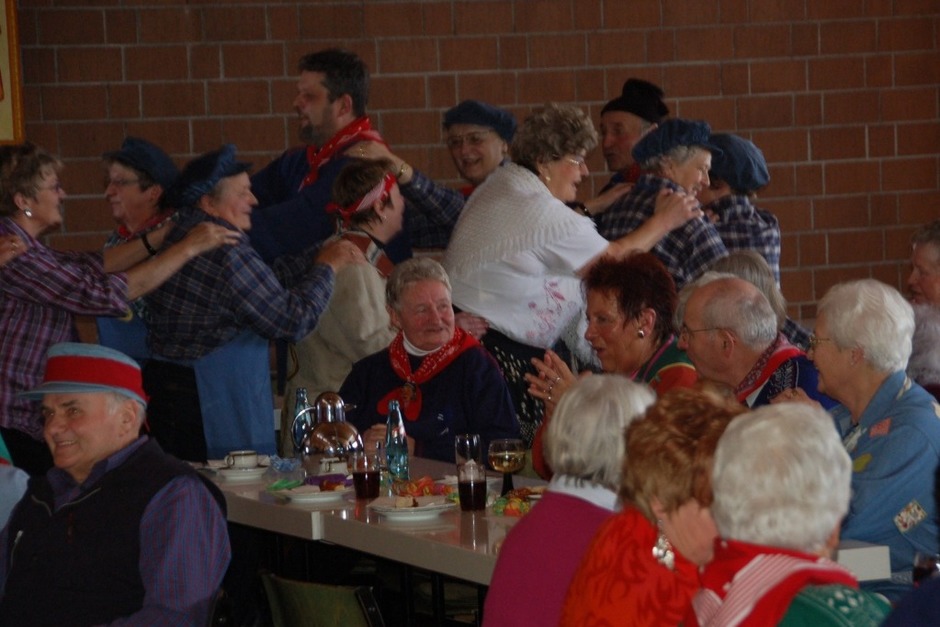 Hochstimmung herrschte bei der Seniorenfasnet im Paulinerheim. Auch Bürgermeister Scharf reihte sich in die Polonaise ein. (Foto: Juliane Kühnemund) Hochstimmung herrschte bei der Seniorenfasnet im Paulinerheim. Auch Bürgermeister Scharf reihte sich in die Polonaise ein. (Foto: Juliane Kühnemund)