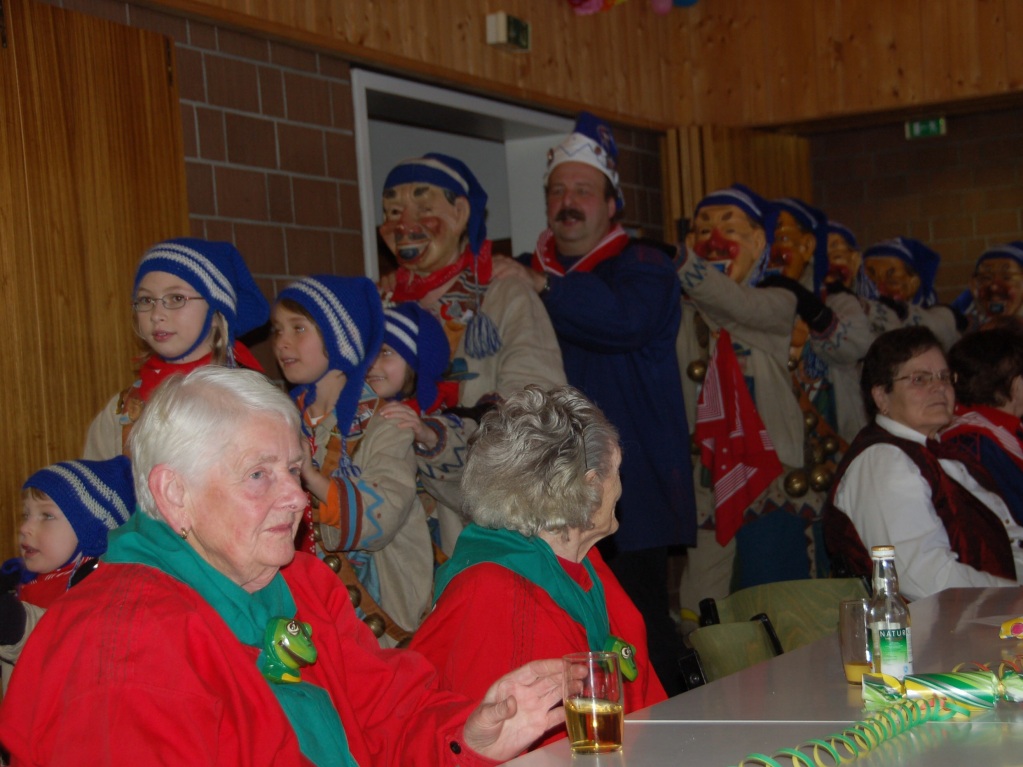 Hochstimmung herrschte bei der Seniorenfasnet im Paulinerheim. Auch  die Pflumeschlucker   reihten sich in die Polonaise ein.