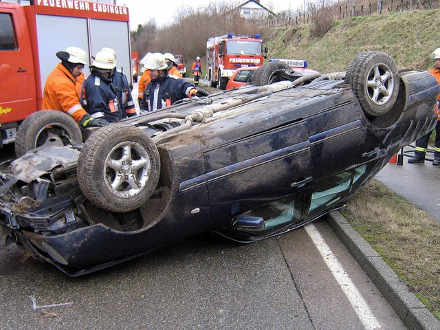 Zeitweilig voll gesperrt war die L 116... seiner Fahrerin durch die Feuerwehr.   | Foto: Feuerwehr Endingen