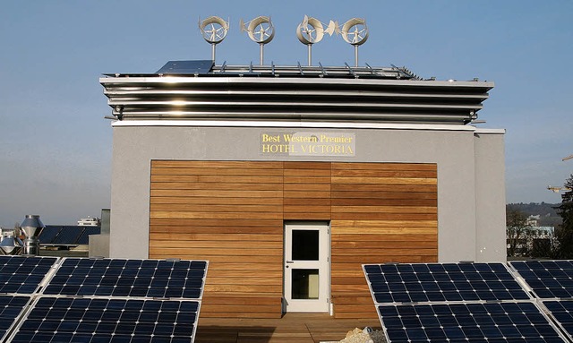 Vier Windturbinen und eine Solarmodulf...ahnstrae in Freiburg  die Krone auf.   | Foto: DH Fotostudio Kln