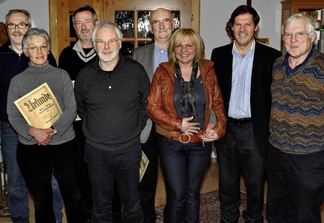 Treu sind dem Verein  Thomas Liebwein,...gli (Zweiter von rechts) gratulierte.   | Foto: Stefan Pichle