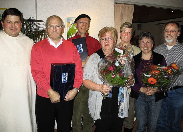 Pater Peter freute sich mit den Jubila...hor. Rechts Chorleiter Michael Asal.    | Foto: Andreas Bhm