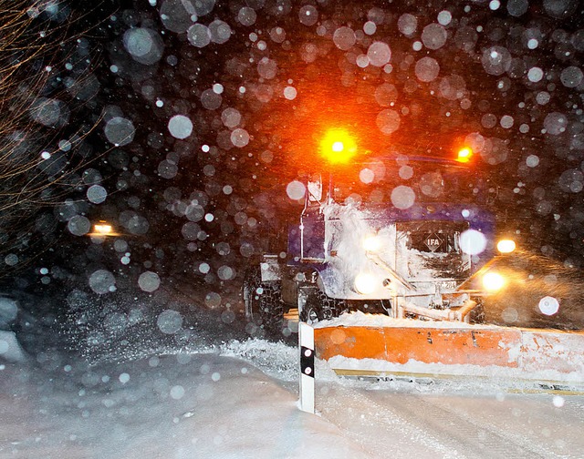 Der viele Schnee, der ber Nacht gefal... fr viel Arbeit bei den Rumdiensten.  | Foto: Dpa