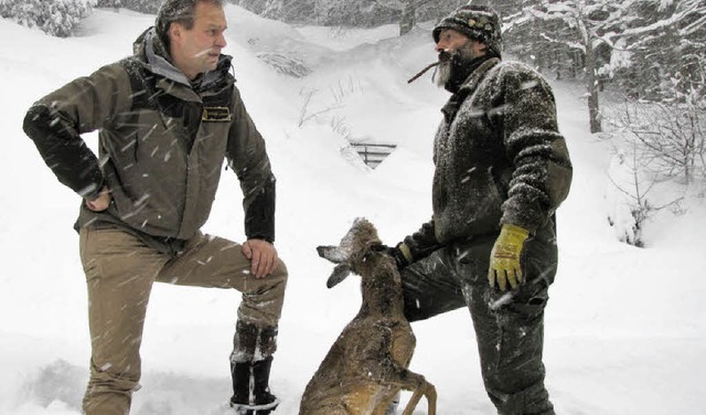 Feldberg-Ranger Achim Laber und Jger ...tem Reh in der Herzbachkurve in Fahl.   | Foto: Privat