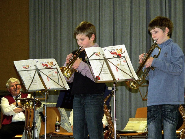 Zwei Langenauer Jungmusikanten erfreut...nioren  aus  Langenau und Enkenstein.   | Foto: Georg Diehl