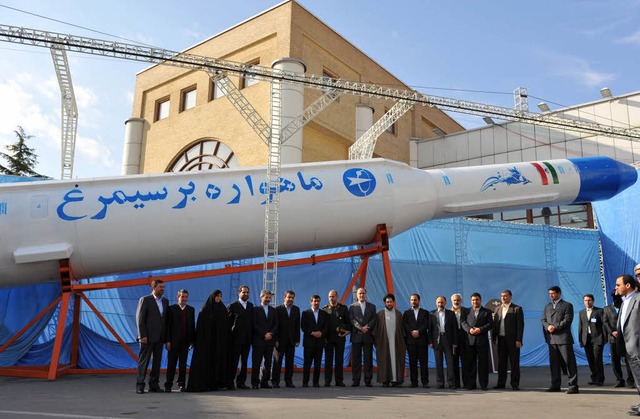 Stolz haben sich iranische Offizielle ...r der neuen Trgerrakete aufgestellt.   | Foto: afp