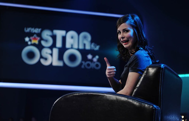 Die Kandidatin Lena Meyer-Landrut beju... Contest  ihren Einzug ins Halbfinale.  | Foto: dpa