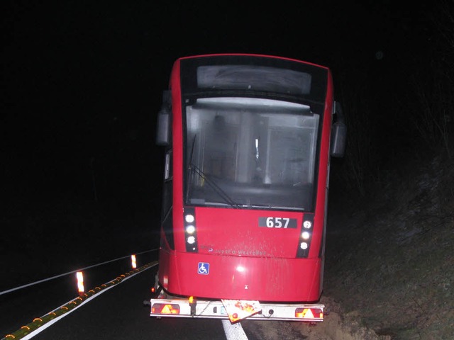 Ein mit einer Straenbahn beladener Sc...und Rheinfelden-Mitte gesperrt werden.  | Foto: Polizei