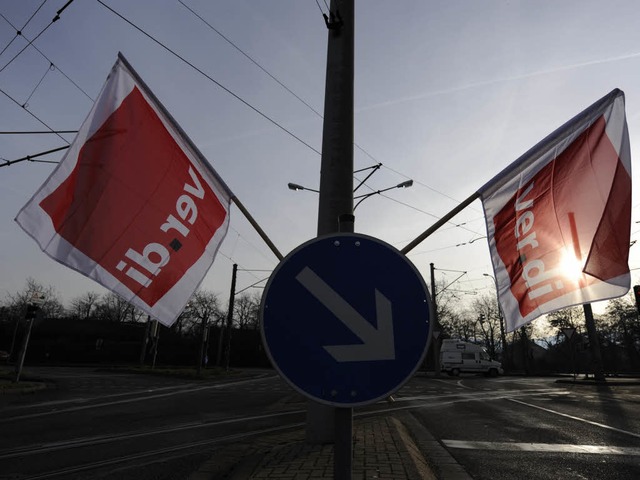 Hier fhrt heute nichts: Streikposten ...trum in der Freiburger Besancon-Allee.  | Foto: Ingo Schneider