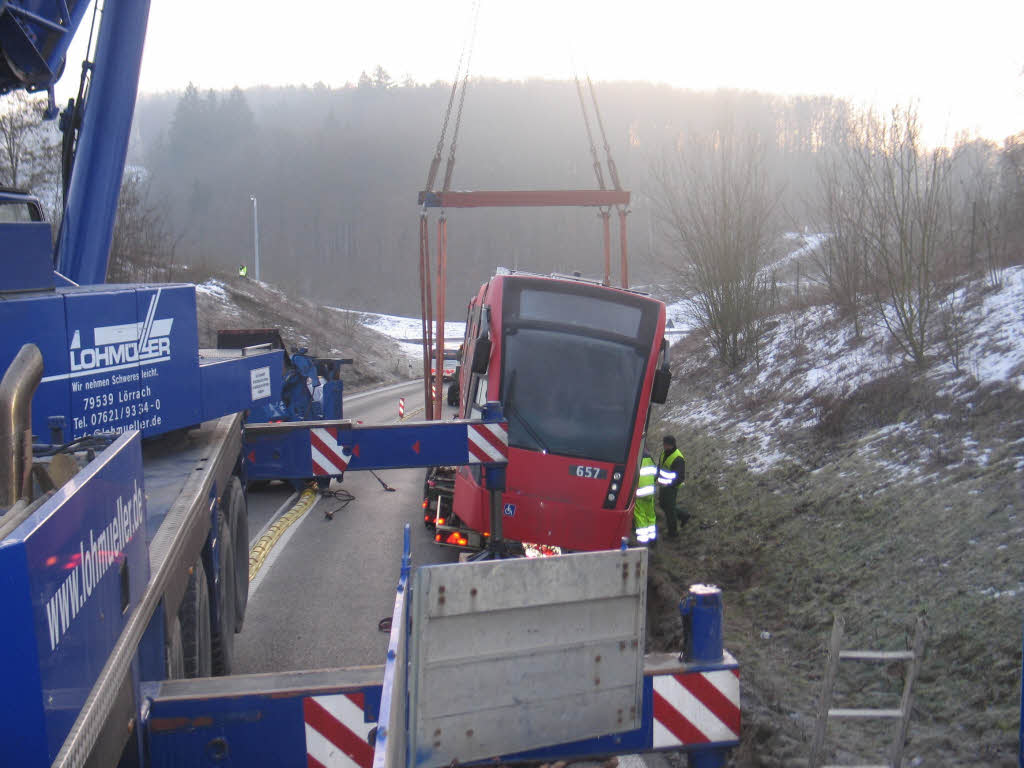 Weil der vor dem Nollinger Tunnel liegen gebliebene Laster mit einer Tram beladen war, zog sich die Bergung hin.