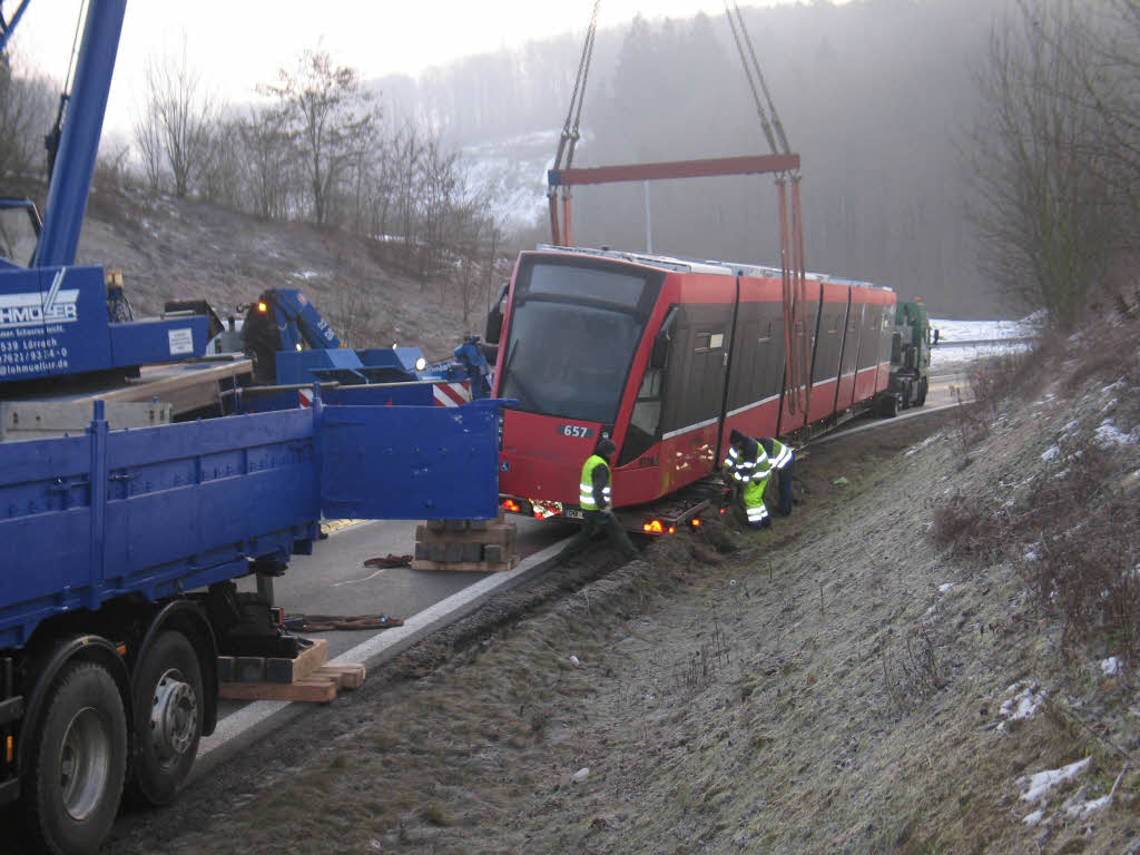 Weil der vor dem Nollinger Tunnel liegen gebliebene Laster mit einer Tram beladen war, zog sich die Bergung hin.