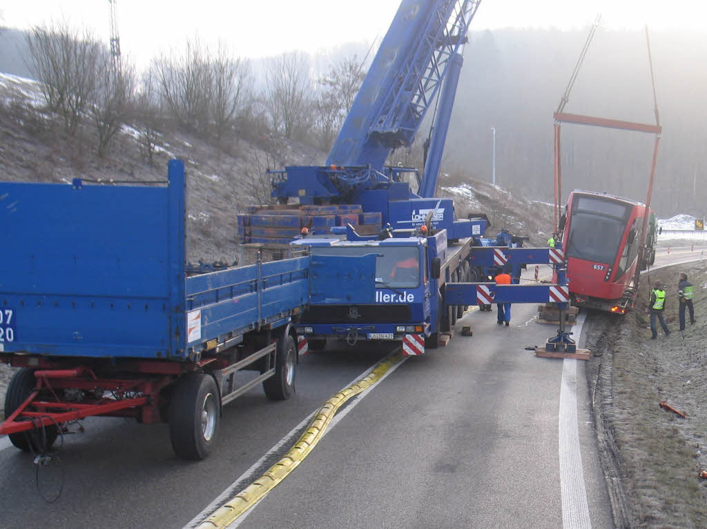 Weil der vor dem Nollinger Tunnel liegen gebliebene Laster mit einer Tram beladen war, zog sich die Bergung hin.