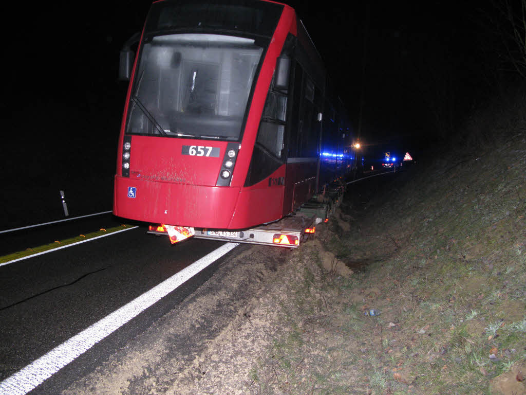 Liegen geblieben war der Schwertransporter  bereits um 2 Uhr.