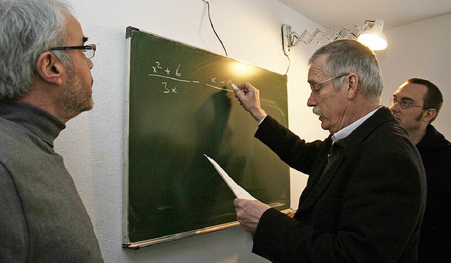 Zauber  der Mathematik: Reinhard Oeste...e Gruppengre liegt bei 2,8 Schlern.  | Foto: fmx