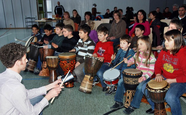 Viel Spa hatten die Kinder beim gemeinsamen Musizieren mit  Sebastian Knig.    | Foto: Roland Vitt