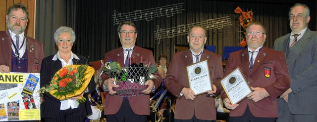 Ehrungen beim Jahreskonzert des Musikv...ler, Otto Vogel und Dieter Hohwieler.   | Foto: Roland Vitt