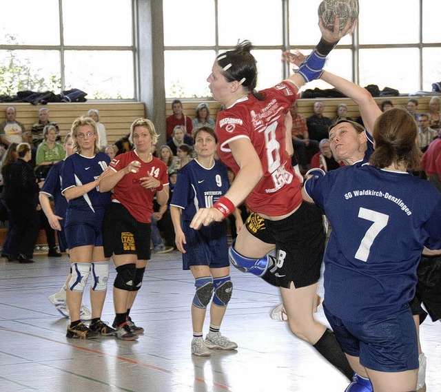 Die Handballerinnen der Ersten  Mannsc...heim-Neuenburg   bei einem Hallenspiel  | Foto: Volker Mnch