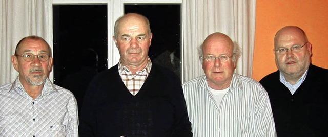 Bernd Thrmer (rechts) ehrte  neue Ehr...unner, Heinz Schelb, Hermann Ehninger.  | Foto: privat