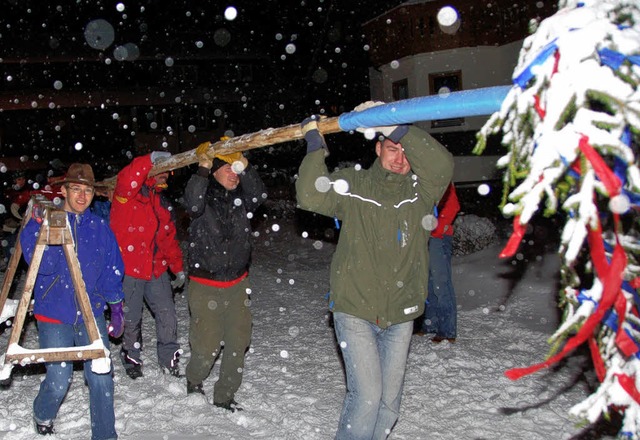 Narrenbaumstellen im Schneetreiben hie...i den Rabefelseschlurbi in Geschwend.   | Foto: Karin Maier