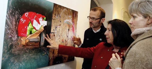 Dieter Weienberger betrachtet mit Dor...eines der Bilder  seiner Ausstellung.   | Foto: Heidi Fssel