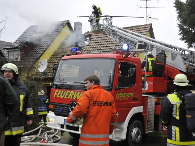 Die Bugginger Feuerwehr beim Lschen des Dachstuhlbrandes  | Foto: Volker Mnch