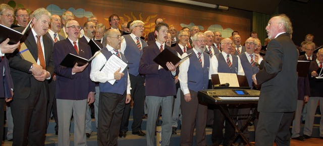 Gemeinsam mit ihrem Gastchor aus Merzh..., geleitet von  Dirigent Werner Salm.   | Foto: manfred frietsch