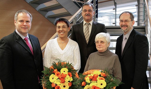 Reinhard Krumm (links) verabschiedete ... der Mitte Personalleiter Albert Ott.   | Foto: Volksbank